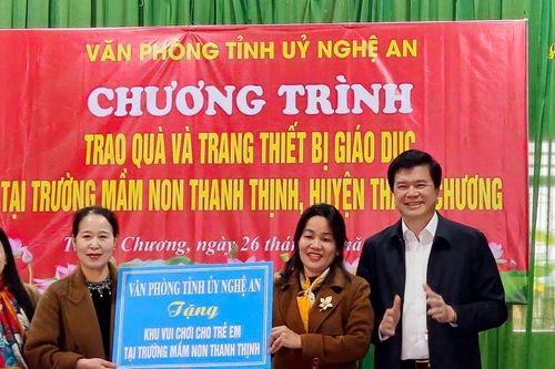 Văn phòng Tỉnh ủy thăm, tặng quà học sinh và hộ nghèo tại Thanh Chương