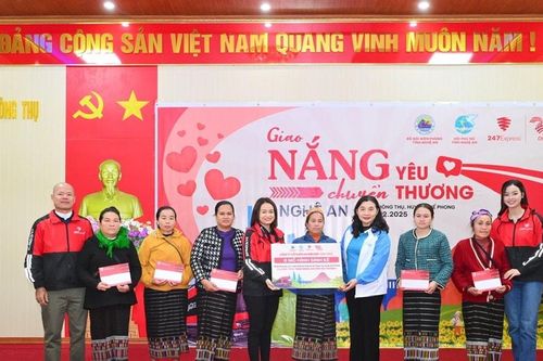 Hội Phụ nữ tỉnh Nghệ An tổ chức Chương trình 'Giao nắng, chuyển yêu thương' tại 2 huyện Quế Phong và Kỳ Sơn