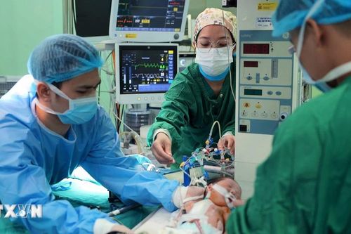 Những 'bàn tay vàng' mang lại hy vọng cho trẻ bị dị tật tim bẩm sinh