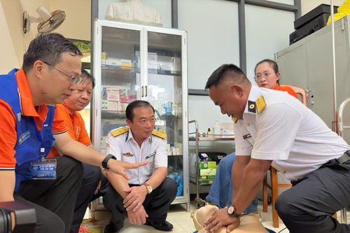 Y tế biển, đảo là điểm tựa cho ngư dân và chăm sóc sức khỏe quân dân trên đảo