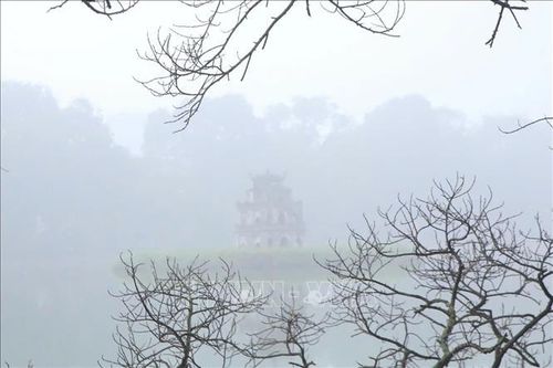 Sương mù và mưa phùn phủ kín Hà Nội
