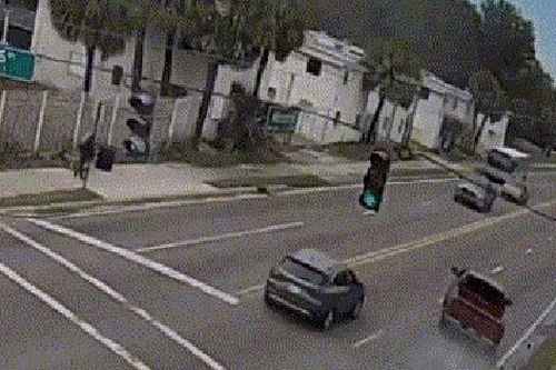 Xe bán tải mất lái trên đường, tài xế may mắn thoát nạn