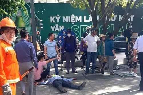 Nhắc đôi nam nữ không dẫn chó vào phố đi bộ, nam bảo vệ bị đánh bất tỉnh