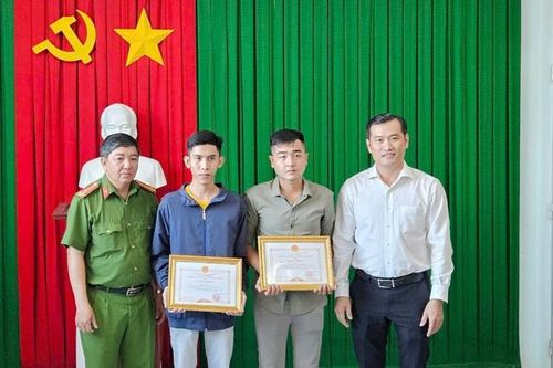 Tuyên dương 2 cá nhân dũng cảm lao vào dập lửa cứu người