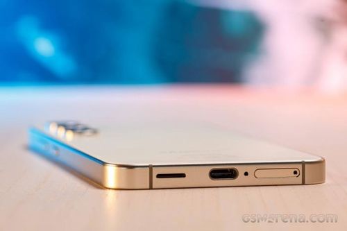 Chiến binh hiệu năng nhỏ gọn Galaxy S24 siêu sale kịch sàn, rẻ hơn iPhone 13, áp đảo Xiaomi 14