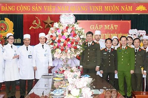 Giám đốc Công an tỉnh Trần Phú Hà chúc mừng Bệnh viện Công an tỉnh nhân Ngày Thầy thuốc Việt Nam