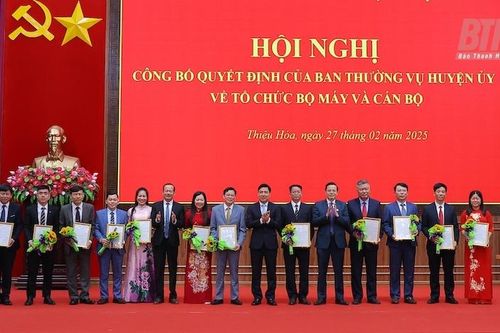 Huyện Thiệu Hóa công bố quyết định về tổ chức bộ máy và công tác cán bộ