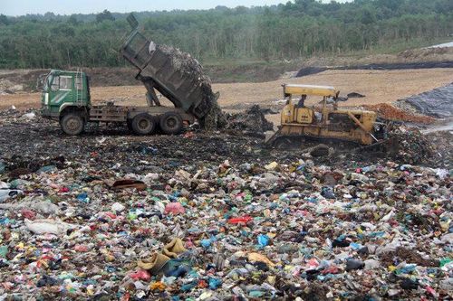 Bãi chôn lấp rác thải phải cách khu dân cư 1000 mét