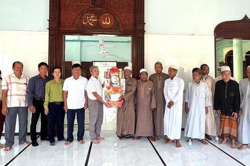 Huyện An Phú thăm và chúc mừng Tháng Ramadan