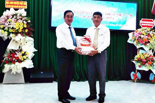 Huyện Phú Tân họp mặt kỷ niệm 70 năm Ngày Thầy thuốc Việt Nam