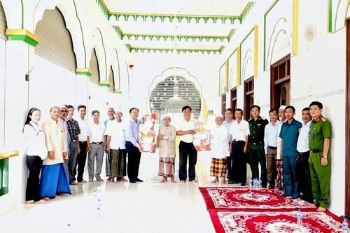 Lãnh đạo huyện An Phú chúc mừng Tháng Ramadan