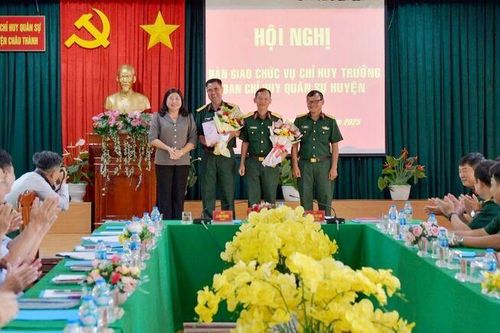 Bàn giao Chỉ huy trưởng Ban Chỉ huy Quân sự huyện Châu Thành