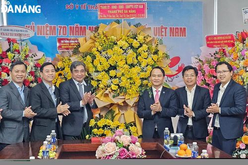 Lãnh đạo thành phố thăm, chúc mừng các đơn vị y tế nhân ngày Thầy thuốc Việt Nam