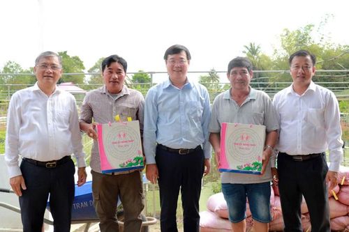 Bí thư Tỉnh ủy Lê Quốc Phong đến thăm nông dân sản xuất hoa, kiểng tại TP Sa Đéc