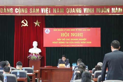 Gặp gỡ, trao đổi với các doanh nghiệp hoạt động tại cửa khẩu
