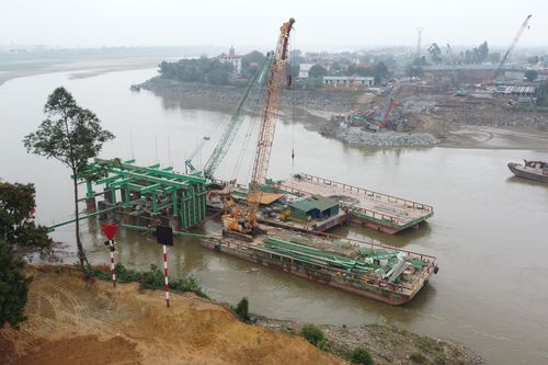Trên công trường thi công cầu Phong Châu mới