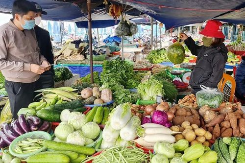 Hà Nội mưa rét kéo dài, rau thịt 'rủ nhau' tăng giá