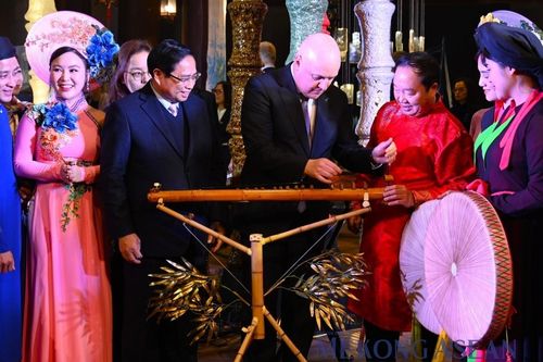 Thủ tướng Việt Nam và New Zealand ăn trầu, chơi đàn bầu tại Văn Miếu - Quốc Tử Giám