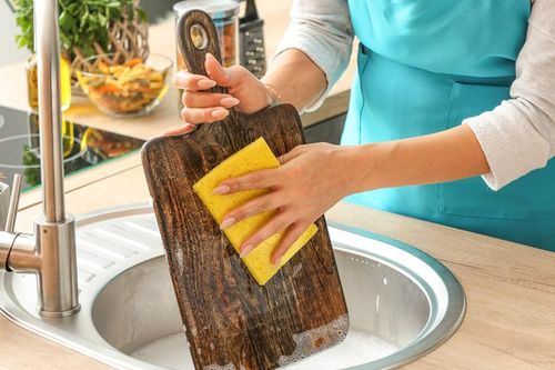 Cách vệ sinh thớt gỗ giúp diệt khuẩn đến 90%