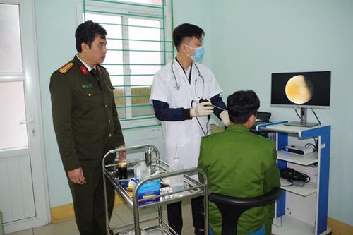 Những chiến sĩ Công an mang hai màu áo