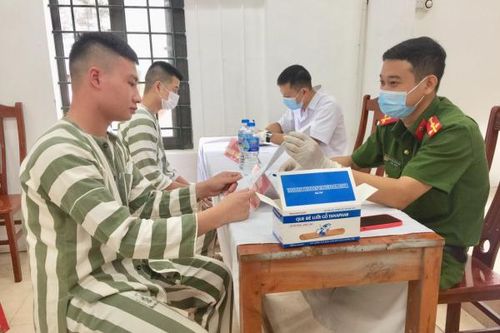 Cán bộ y tế trại giam - sợi dây nối giữ tình người