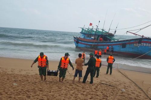 Cứu 11 ngư dân cùng tàu cá chết máy có nguy cơ bị sóng gió đánh lật