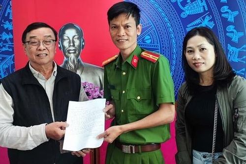 Công an phường trao trả hơn 100 triệu đồng cho người dân bị đánh rơi