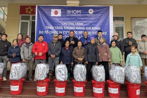 Tổ chức Di cư Quốc tế trao 200 thùng hàng gia đình cho các hộ dân huyện Hòa An