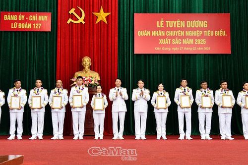 Lữ đoàn 127 tuyên dương quân nhân chuyên nghiệp tiêu biểu, xuất sắc