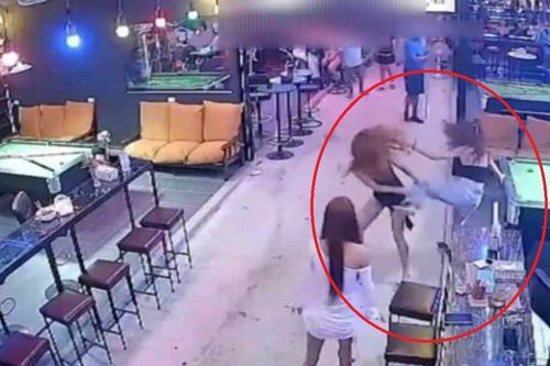 Clip: Ghen tuông, 2 cô gái chuyển giới biến quán bi-a thành 'sàn đấu', lao vào ẩu đả dữ dội