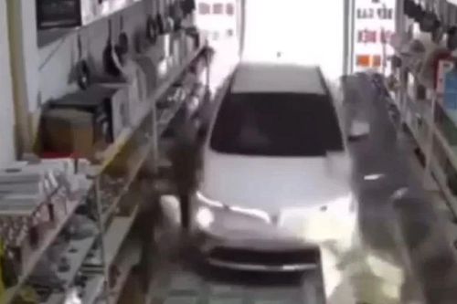 Vụ xe lao vào nhà dân tông bé gái 17 tháng tử vong ở Tuyên Quang: Khởi tố cựu cán bộ công an cầm lái