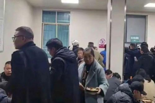 Giả làm thân nhân, 'khách không mời' kéo nhau đến nhà tang lễ để được... ăn mì