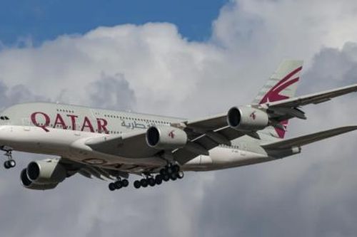 Thi thể được đặt cạnh hành khách trên chuyến bay của Qatar Airways