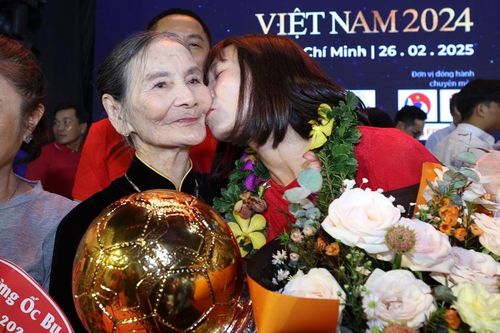 Lời xúc động của nữ cầu thủ đặc biệt nhất giành Quả bóng vàng Việt Nam