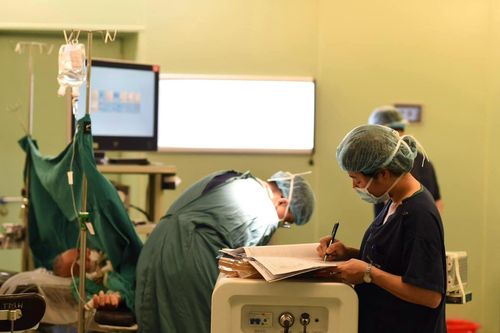 Chuyện chưa kể về những bác sĩ 'đến trước, về sau' nơi phòng mổ