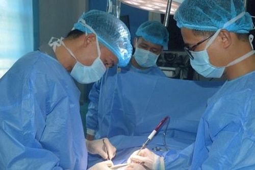 Bác sĩ Bệnh xá đảo Song Tử Tây phẫu thuật cấp cứu ngư dân trong tối 27-2