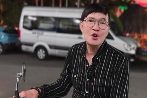 Nam NSND 80 tuổi vẫn trẻ đẹp, tự đi xe máy Honda chấm thi: 'Xe gì tôi cũng chơi'