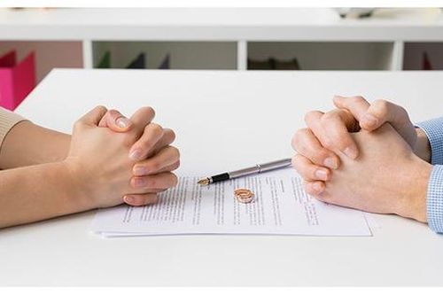 Quá vui mừng vì được ly hôn, người đàn ông làm chuyện gây sốc