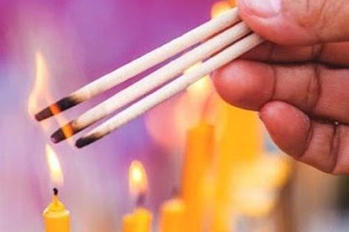 Mùng Một thắp hương từ nay đừng phạm 'đại kỵ' mà nhiều người vẫn hay làm này