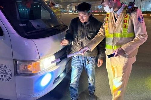 Hàng loạt ô tô 'độ đèn, độ còi' bị xử lý