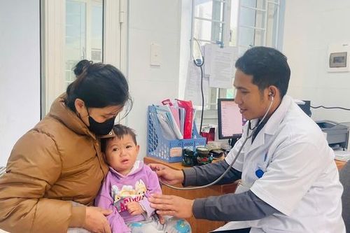 Chàng trai người Khùa rời bản học y trở thành bác sĩ về chăm sóc đồng bào