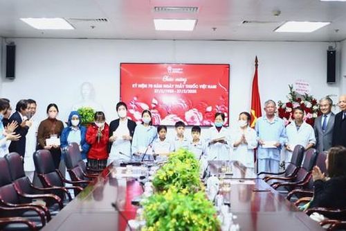 Nhiều bệnh nhân có hoàn cảnh khó khăn tại Viện Huyết học và Truyền máu Trung ương được hỗ trợ đúng ngày 27/2