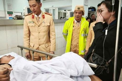 Cứu kịp thời thanh niên Hải Phòng nhảy xuống sông Cấm