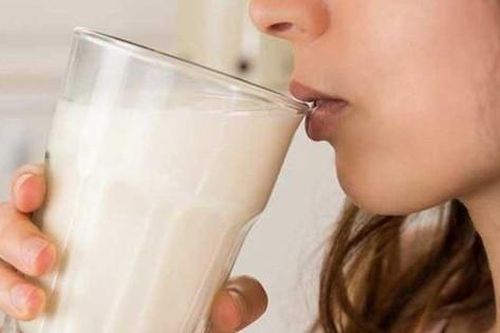 8 lợi ích sức khỏe của việc uống sữa ấm vào buổi tối trước khi ngủ
