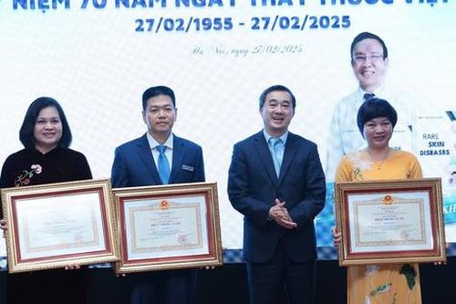 Trao danh hiệu Thầy thuốc Ưu tú cho 3 bác sĩ BV Da liễu Trung ương