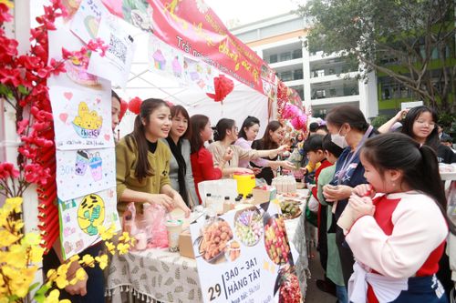 Học sinh trường Liên cấp Ngôi sao Hà Nội gây quỹ từ thiện qua hội chợ xuân 'Nhịp cầu yêu thương'