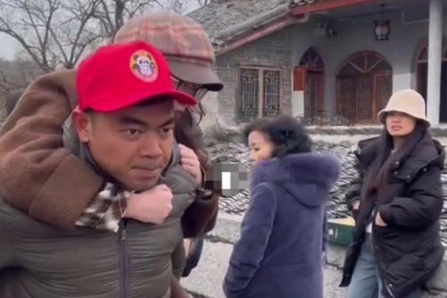 Du khách Việt cõng cô gái Trung Quốc đi cấp cứu