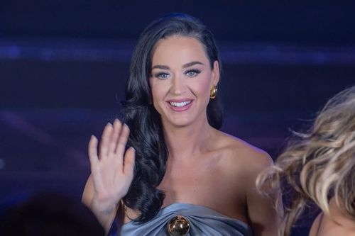 Katy Perry, hôn thê Jeff Bezos sắp bay vào vũ trụ