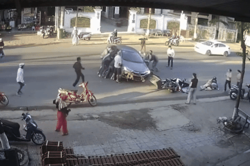 Người dân Đắk Lắk xúm lại nâng ôtô, cứu nạn nhân bị chèn dưới bánh xe