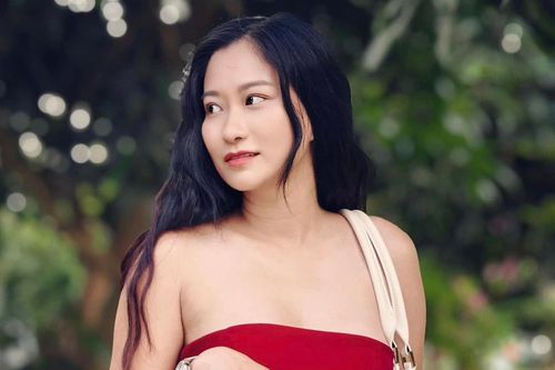 Phong cách của bạn gái NSND Việt Anh